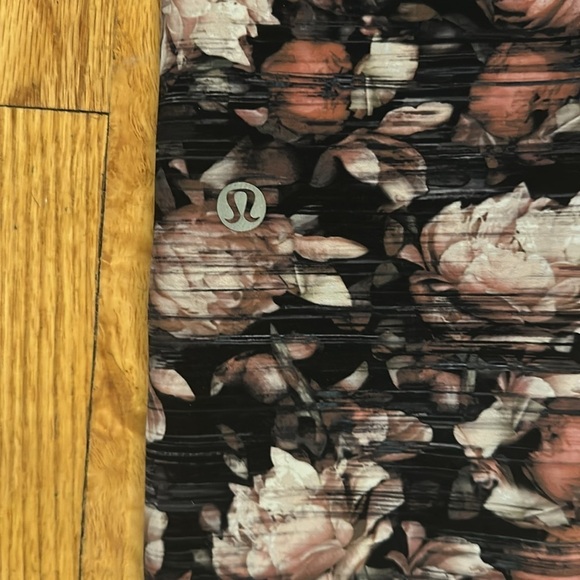 Lululemon sz 4 Fast & Free 7/8 Tight II *Nulux 25"
Peony Multi Floral Print VGUC - Picture 6 of 14